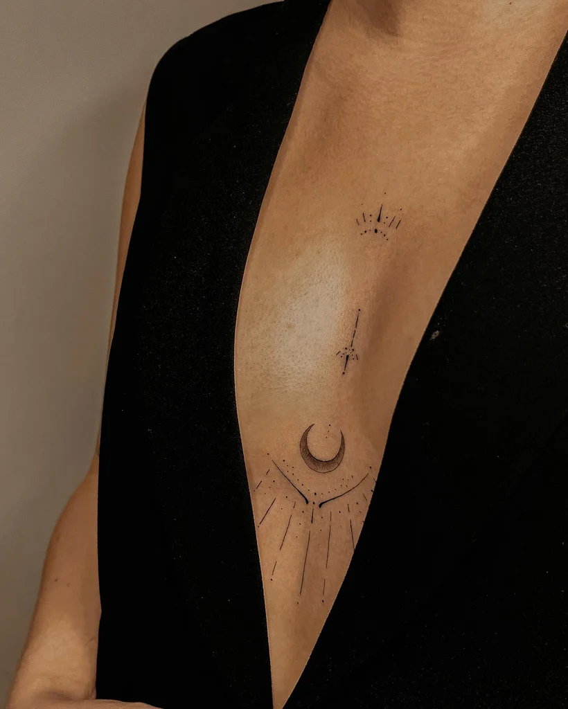 Frau mit floralen Fine-Line-Arm-Tattoo