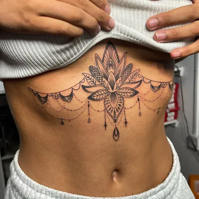 Frau mit ornamentalem Tattoo